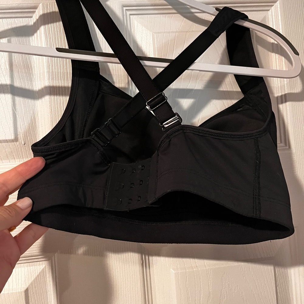 EUC Lululemon 32DD Sports Bra with criss cross or straight bra straps - Picture 3 of 4